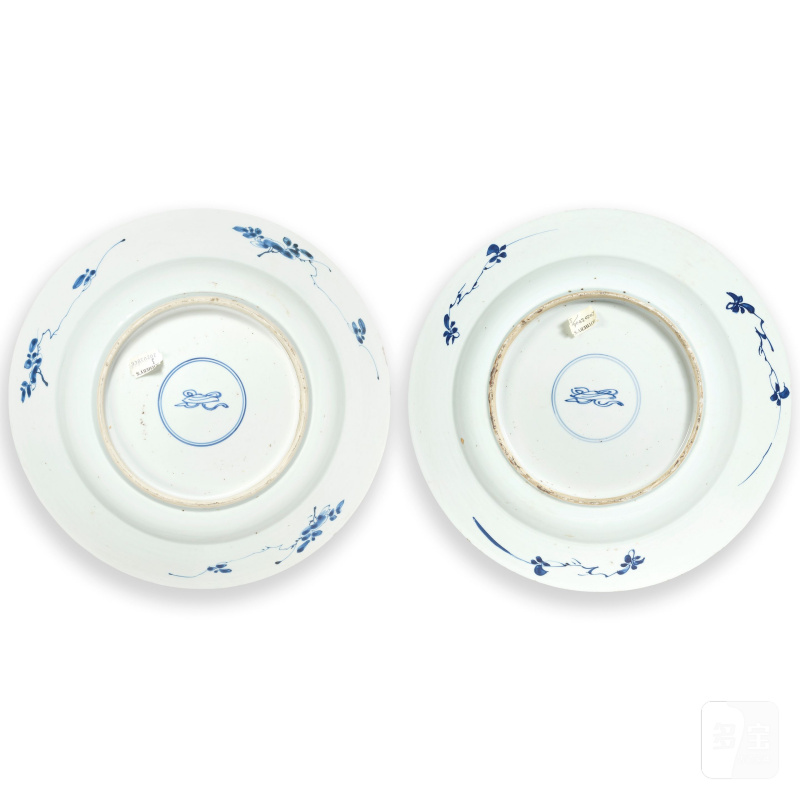 清康熙 青花花鳥紋盤一對 | A PAIR OF LARGE BLUE AND WHITE 'BIRD AND FLOWERS' DISHES - 图2